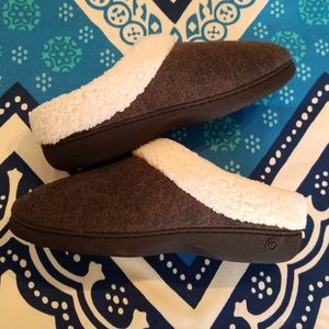NIB womens isotoner slipper.